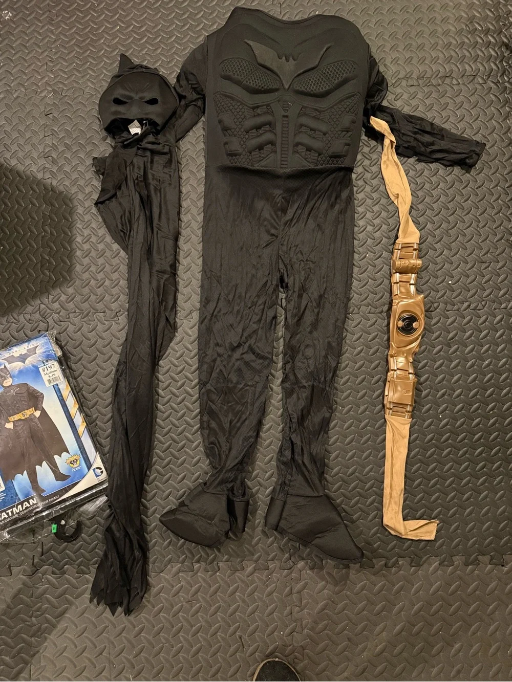 NEW Batman Dark Knight Costume Kids Boys M Utility Belt Mask Cape 5-7 Halloween